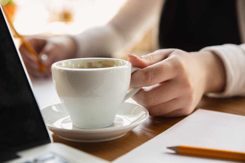 combien de temps la caféine reste dans le lait maternel