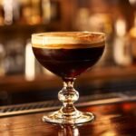 Comment s'appelle un café avec de l'alcool : types et appellations