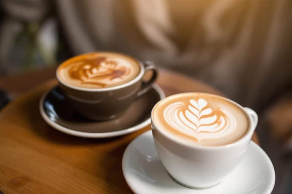 Flat white vs cappuccino : différences et comparaison complète