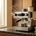 Machine à espresso professionnelle avec tasses et grains de café